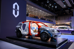 中赛力斯超等工场(龙兴)具有超3000台机械人的智