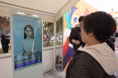 载虚拟面试官的AI面试一体机前